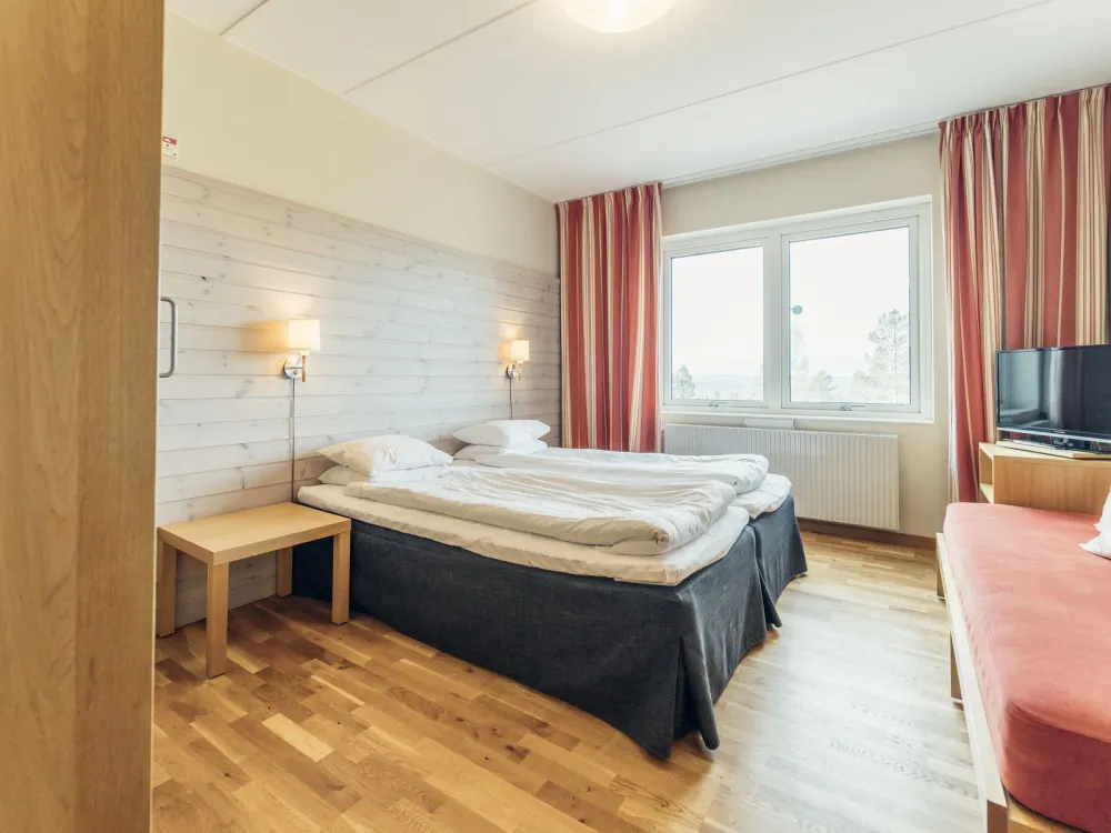 Dubbelrum med balkong och fjällutsikt på Pernilla Wiberg Hotel