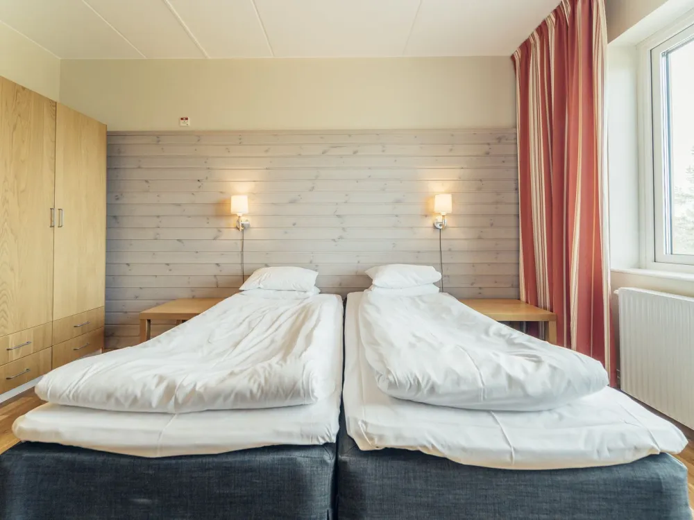 Dubbelrum med balkong och fjällutsikt på Pernilla Wiberg Hotel